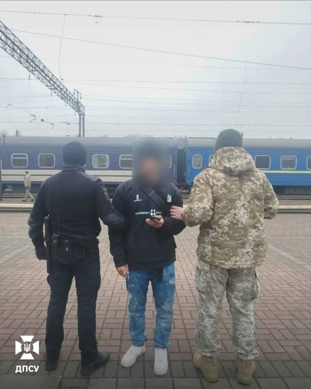 Хованки на кордоні: прикордонники викрили трьох порушників, які намагалися незаконно виїхати з країни. Фото