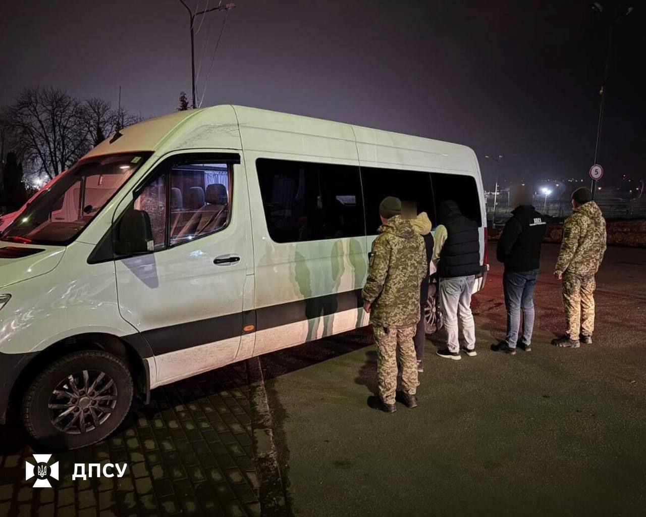 Хованки на кордоні: прикордонники викрили трьох порушників, які намагалися незаконно виїхати з країни. Фото