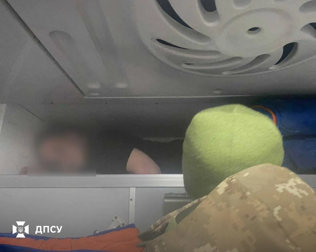 Хованки на кордоні: прикордонники викрили трьох порушників, які намагалися незаконно виїхати з країни. Фото