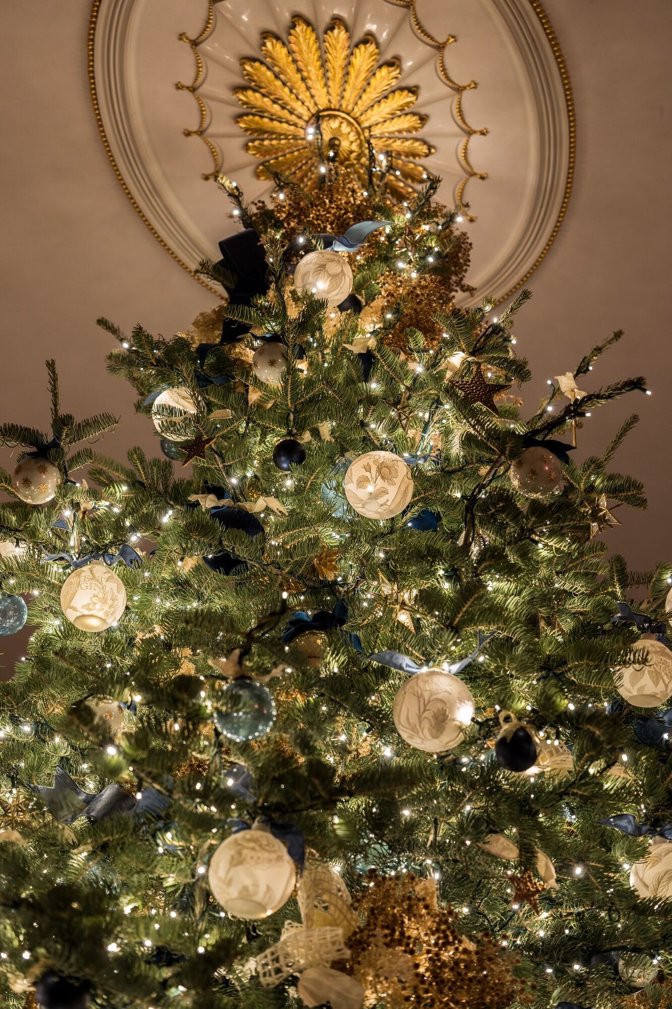 Встановила 51 ялинку, 75 вінків і тисячі лампочок: Меланія Трамп прикрасила Білий дім до Різдва. Фото і відео