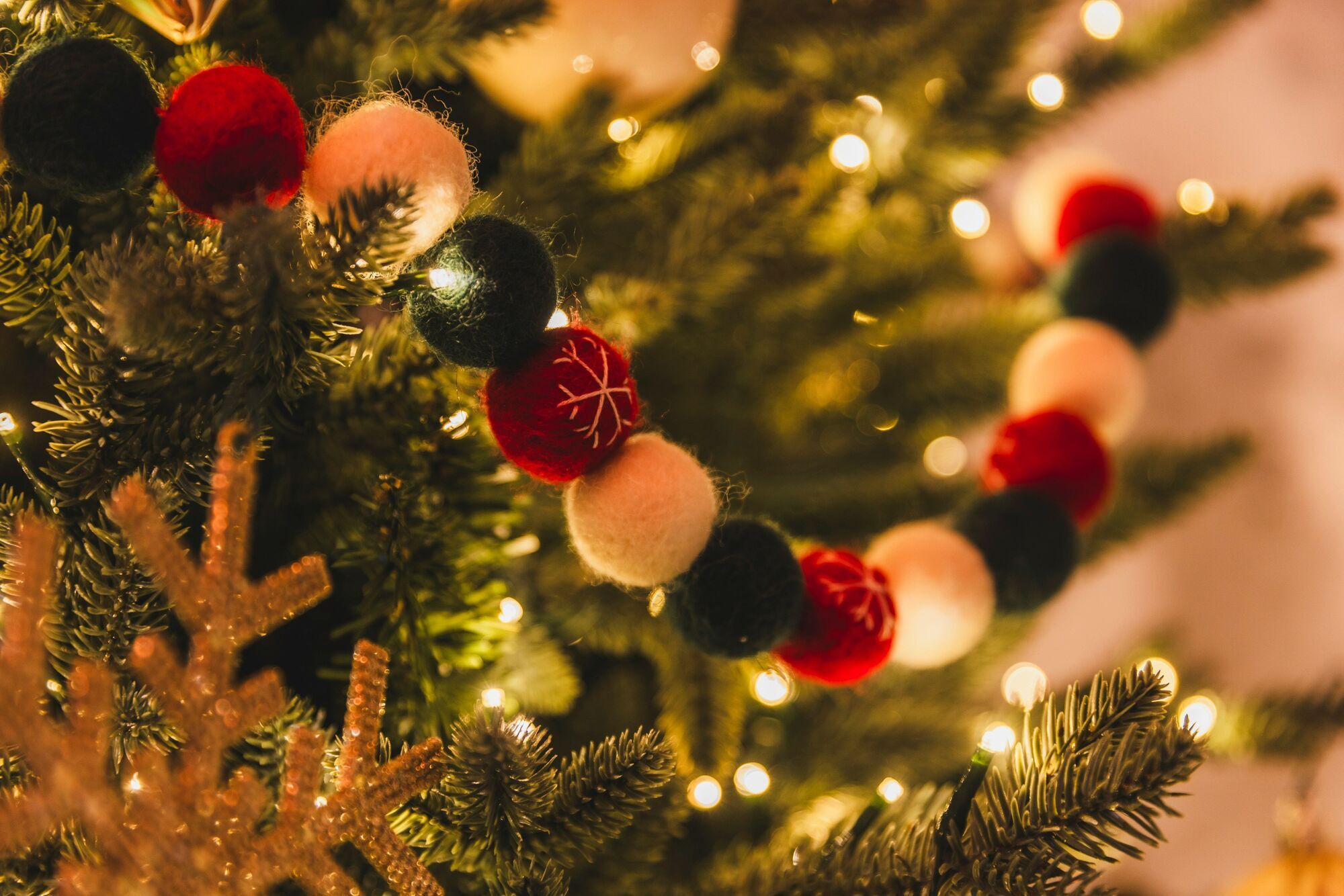 Новый год Огненной Лошади: в каких цветах украсить елку, чтобы притянуть деньги и мир