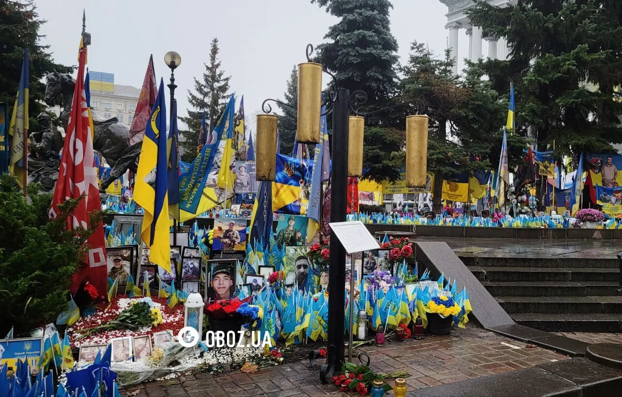 Символізує незламний дух українського народу: у Києві на Майдані з’явилась інсталяція "Квітка пам'яті". Фото та відео