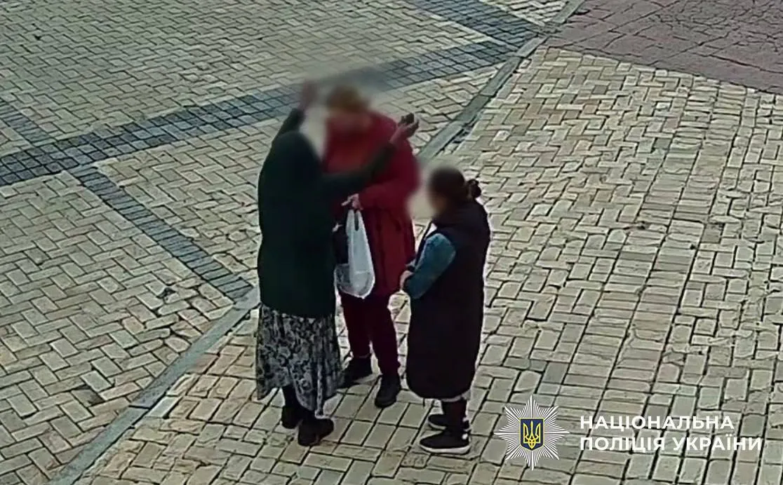 В центре Киева задержали "целительницу"-рецидивистку, которая ограбила прохожих: преступление зафиксировала камера. Видео