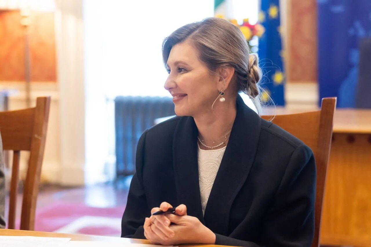 Елена Зеленская показала новую стильную прическу во время рабочей поездки за границу. Фото