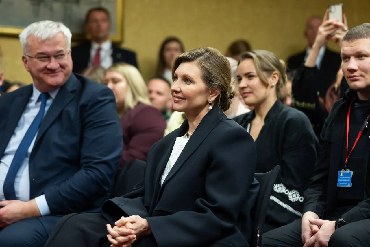 Елена Зеленская показала новую стильную прическу во время рабочей поездки за границу. Фото