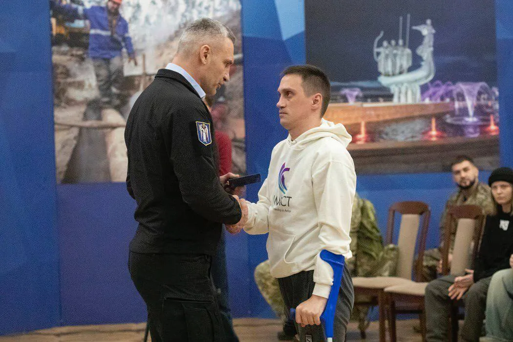 Кличко вручил защитникам и защитницам Киева медали "Честь. Слава. Государство"