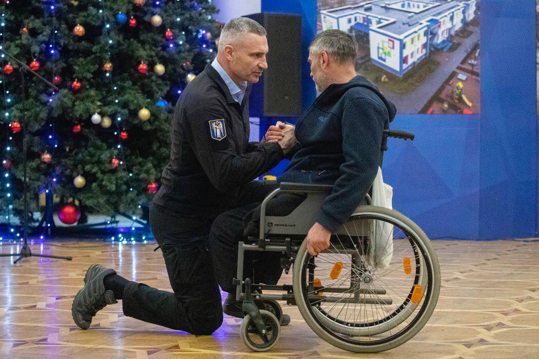 Кличко вручил защитникам и защитницам Киева медали "Честь. Слава. Государство"