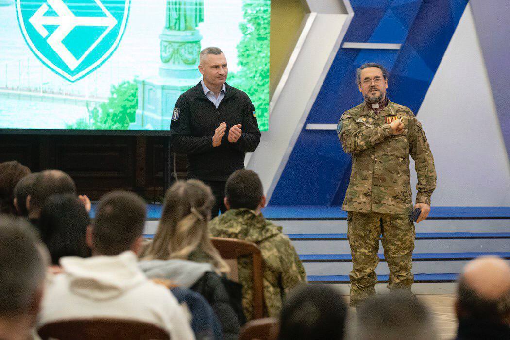 Кличко вручил защитникам и защитницам Киева медали "Честь. Слава. Государство"