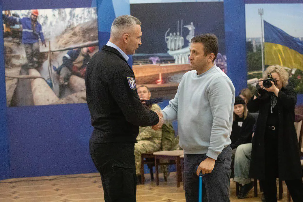 Кличко вручил защитникам и защитницам Киева медали "Честь. Слава. Государство"