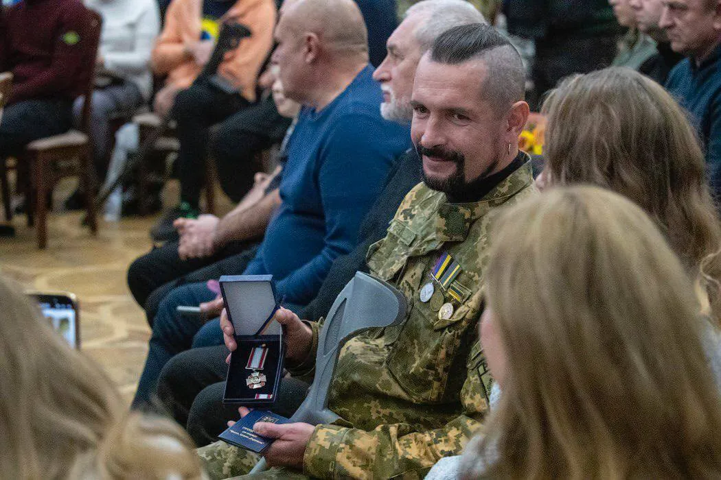 Кличко вручил защитникам и защитницам Киева медали "Честь. Слава. Государство"