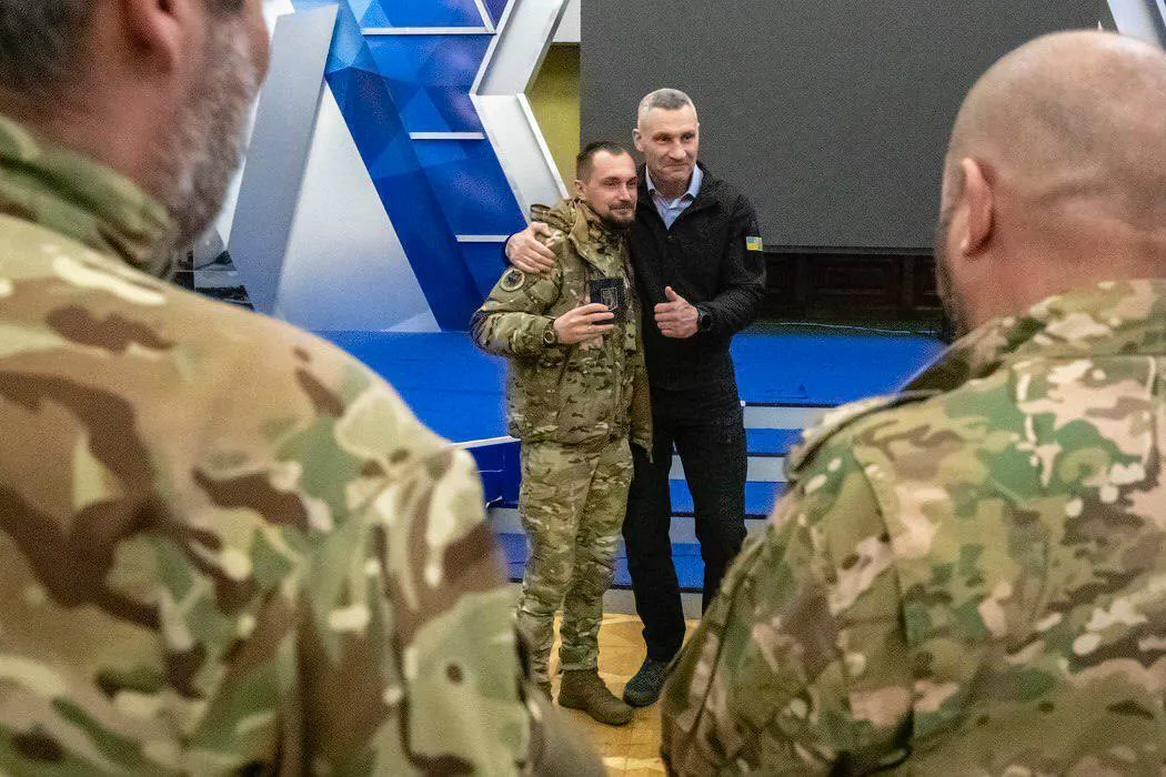 Кличко вручил защитникам и защитницам Киева медали "Честь. Слава. Государство"