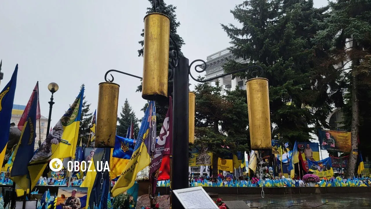 Символізує незламний дух українського народу: у Києві на Майдані з’явилась інсталяція "Квітка пам'яті". Фото та відео