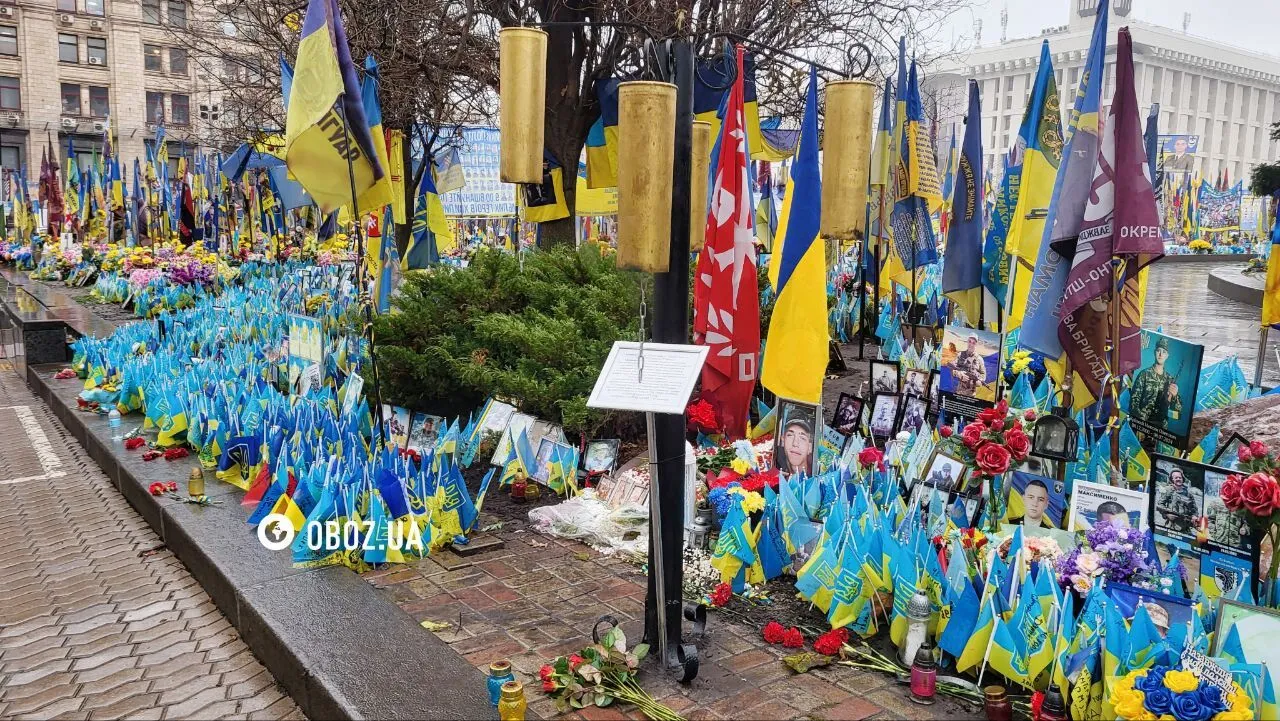 Символізує незламний дух українського народу: у Києві на Майдані з’явилась інсталяція "Квітка пам'яті". Фото та відео