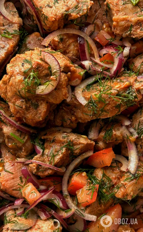 Як смачно запекти соковите м'ясо шматочками в духовці: зимовий рецепт замість шашлика