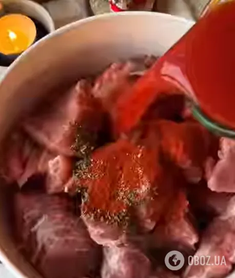 Як смачно запекти соковите м'ясо шматочками в духовці: зимовий рецепт замість шашлика