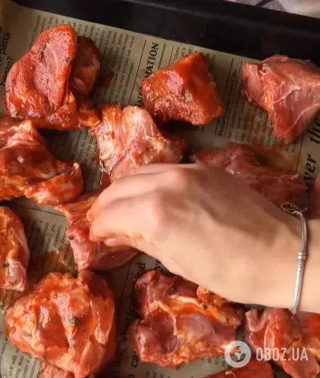 Як смачно запекти соковите м'ясо шматочками в духовці: зимовий рецепт замість шашлика