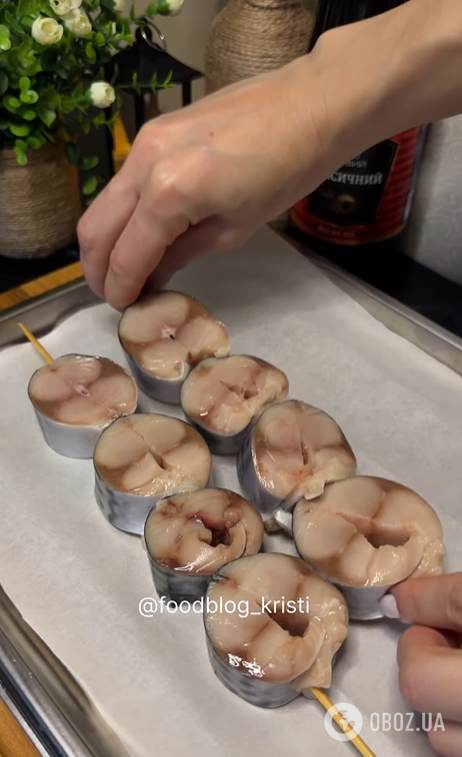 Як смачно запекти скумбрію на вечерю: знадобляться шпажки