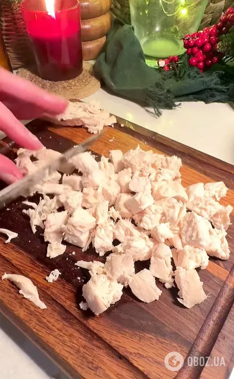 Смачний святковий салат з куркою, чорносливом та горіхами: чим заправити