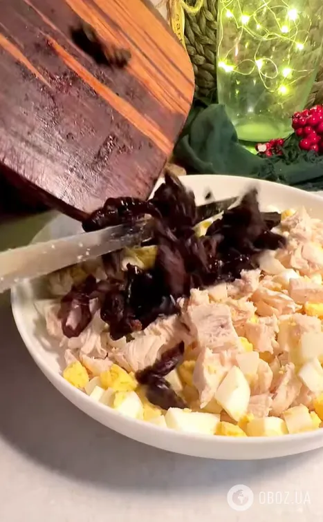 Смачний святковий салат з куркою, чорносливом та горіхами: чим заправити