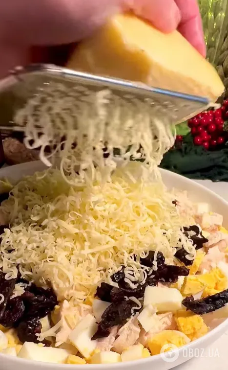 Смачний святковий салат з куркою, чорносливом та горіхами: чим заправити