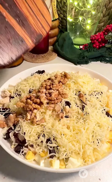 Смачний святковий салат з куркою, чорносливом та горіхами: чим заправити