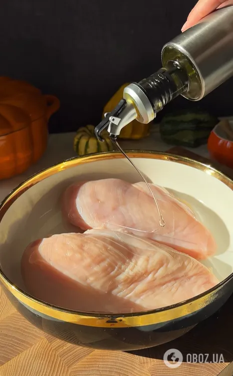 Як приготувати соковиту курячу шинку в духовці: м'ясо точно не буде сухим