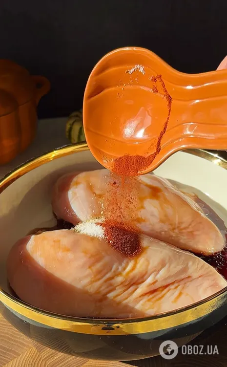 Як приготувати соковиту курячу шинку в духовці: м'ясо точно не буде сухим