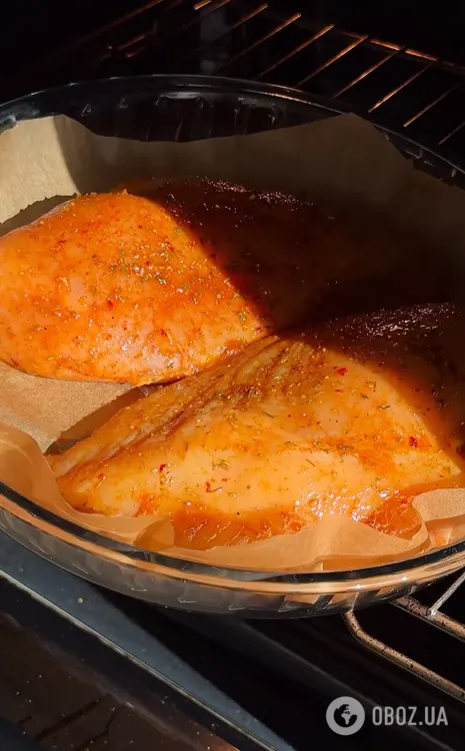 Як приготувати соковиту курячу шинку в духовці: м'ясо точно не буде сухим