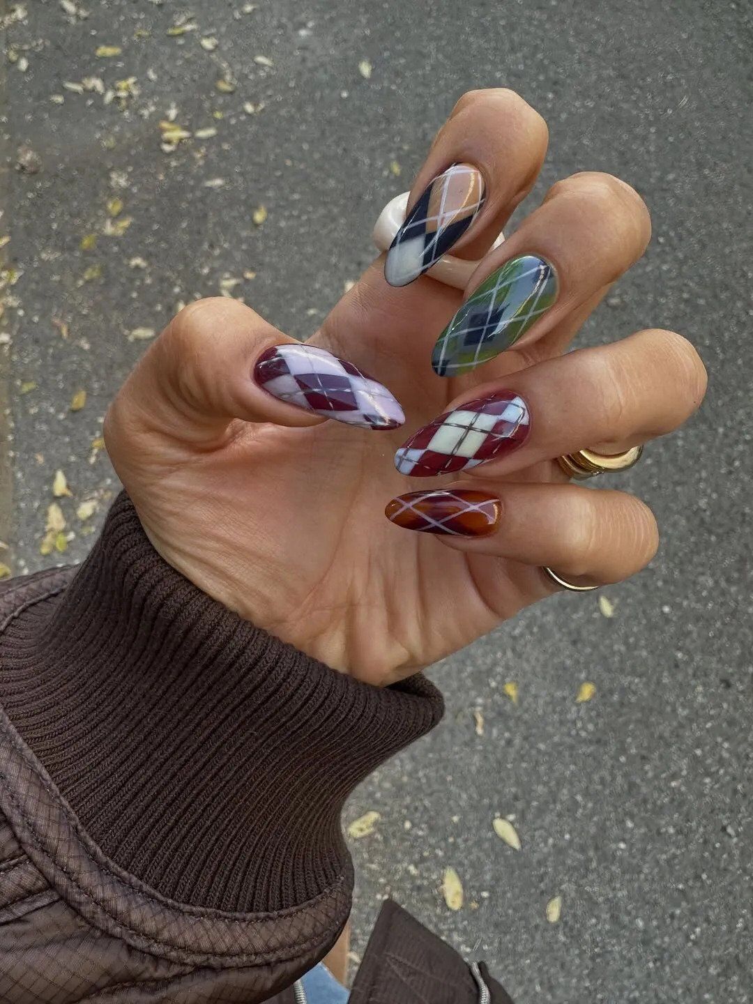 Назван самый уютный зимний маникюр 2025: идеи "клетчатых" ногтей