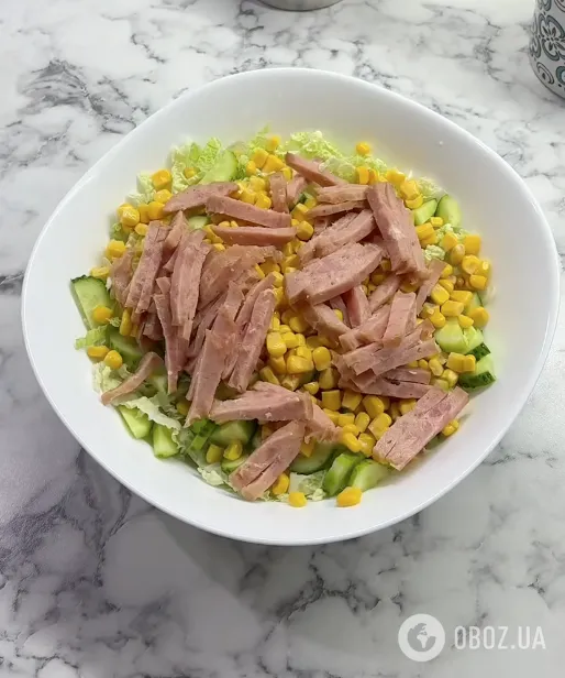 Новогодний салат из пекинской капусты, который понравится всем: готовится блюдо 5 минут