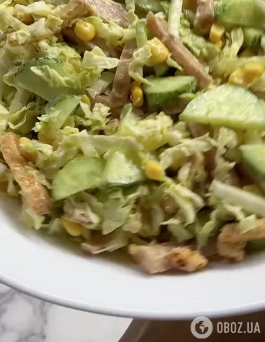 Новогодний салат из пекинской капусты, который понравится всем: готовится блюдо 5 минут