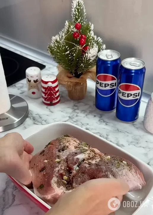 Сочная домашняя ветчина в глазури из Pepsi: рецепт закуски для новогоднего стола