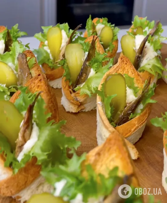 Бутерброды со шпротами по-новому: рецепт быстрой закуски для новогоднего стола