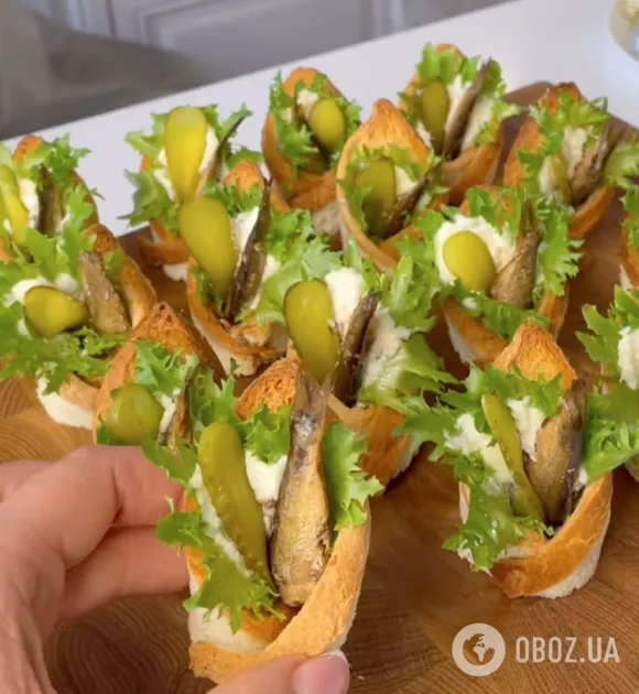 Бутерброды со шпротами по-новому: рецепт быстрой закуски для новогоднего стола