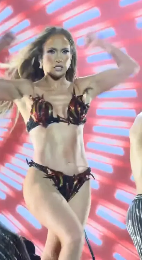 56-летняя Дженнифер Лопес, которая якобы застраховала ягодицы на миллионы долларов, вышла на сцену в бикини и поразила спортивным телом