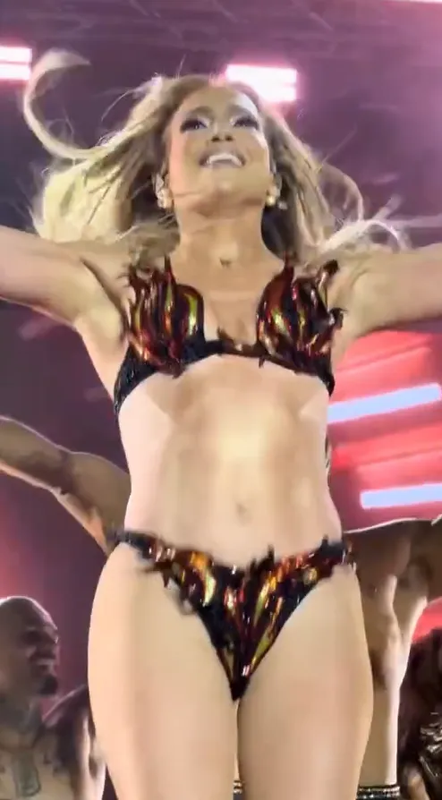 56-летняя Дженнифер Лопес, которая якобы застраховала ягодицы на миллионы долларов, вышла на сцену в бикини и поразила спортивным телом