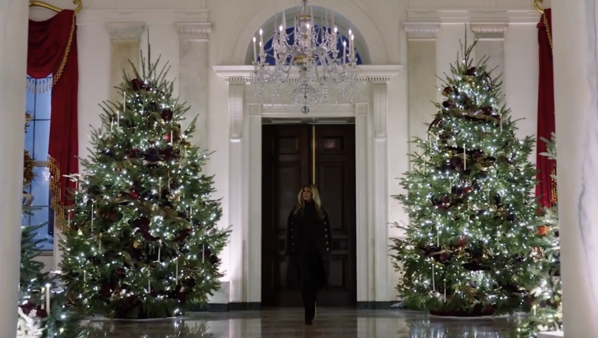 Встановила 51 ялинку, 75 вінків і тисячі лампочок: Меланія Трамп прикрасила Білий дім до Різдва. Фото і відео