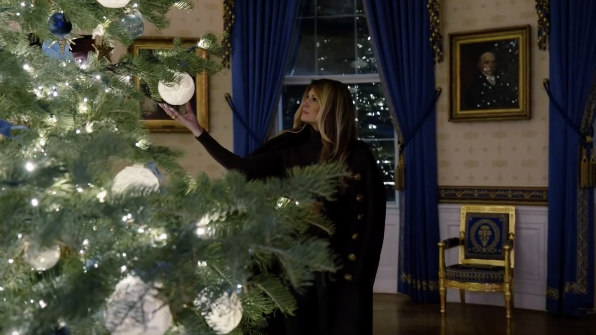 Встановила 51 ялинку, 75 вінків і тисячі лампочок: Меланія Трамп прикрасила Білий дім до Різдва. Фото і відео