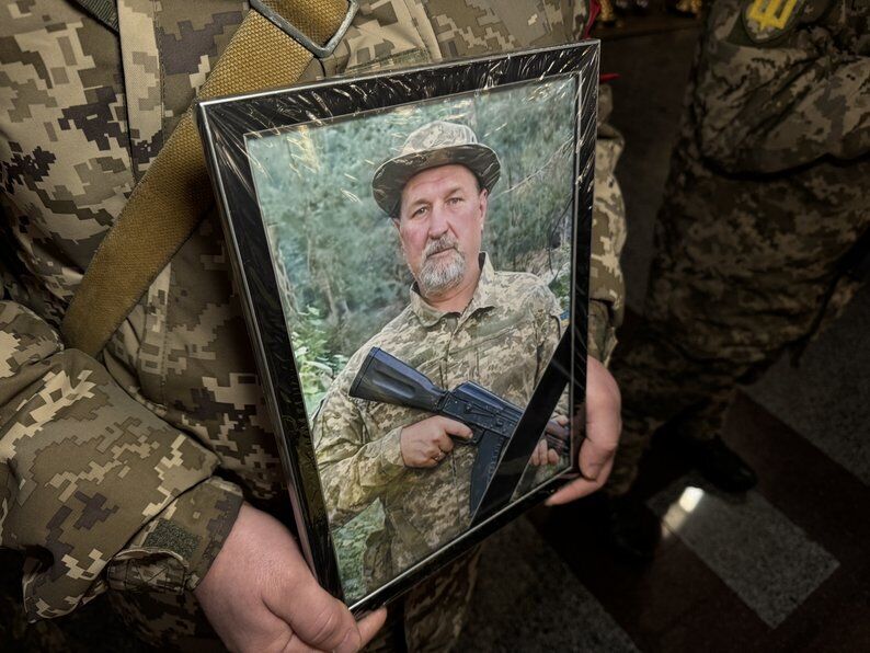 Віддав життя за Україну: у Полтаві попрощалися із захисником, який загинув на Луганщині. Фото