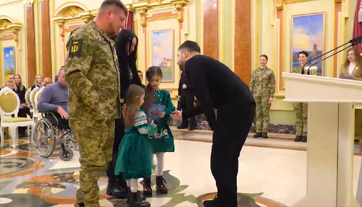 "Це найменше, що держава може зробити": Зеленський вручив сертифікати на отримання квартир воїнам Сил оборони та безпеки України. Відео