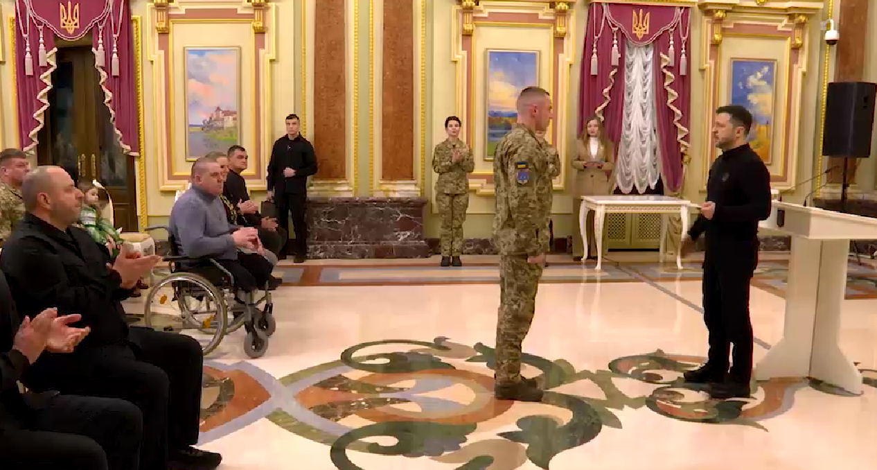 "Це найменше, що держава може зробити": Зеленський вручив сертифікати на отримання квартир воїнам Сил оборони та безпеки України. Відео