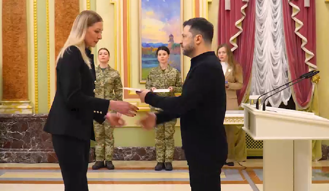 "Це найменше, що держава може зробити": Зеленський вручив сертифікати на отримання квартир воїнам Сил оборони та безпеки України. Відео