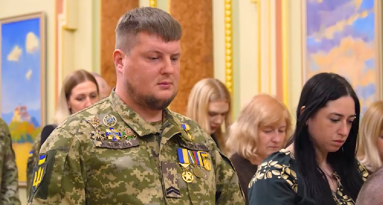 "Це найменше, що держава може зробити": Зеленський вручив сертифікати на отримання квартир воїнам Сил оборони та безпеки України. Відео