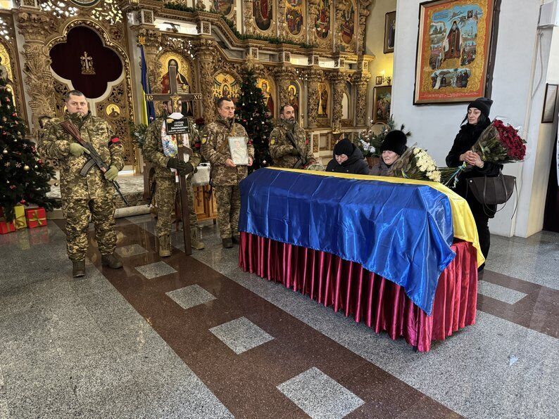 Віддав життя за Україну: у Полтаві попрощалися із захисником, який загинув на Луганщині. Фото