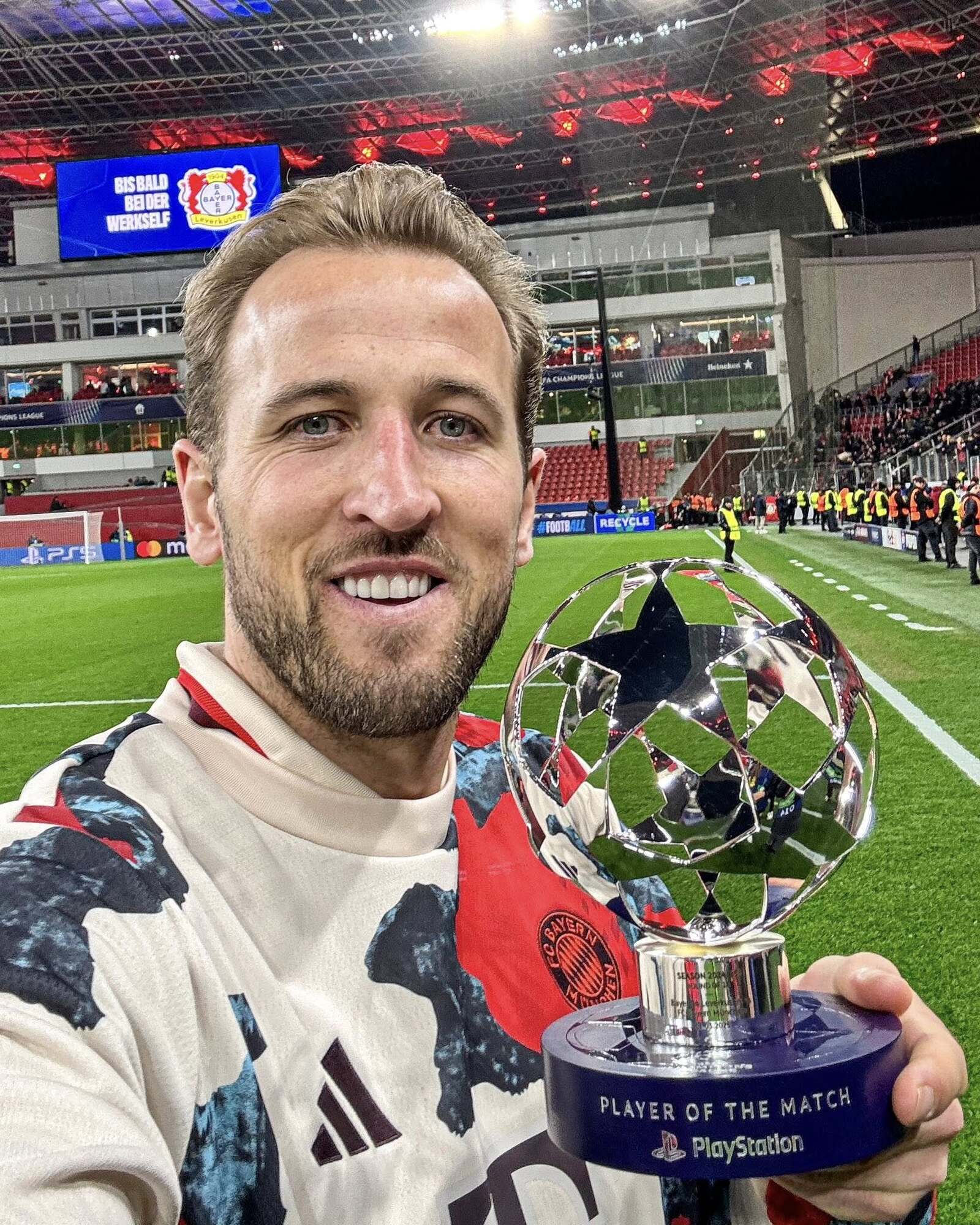 Отличаются в десятки раз. Как изменились зарплаты футболистов за 25 лет и сколько зарабатывают украинцы