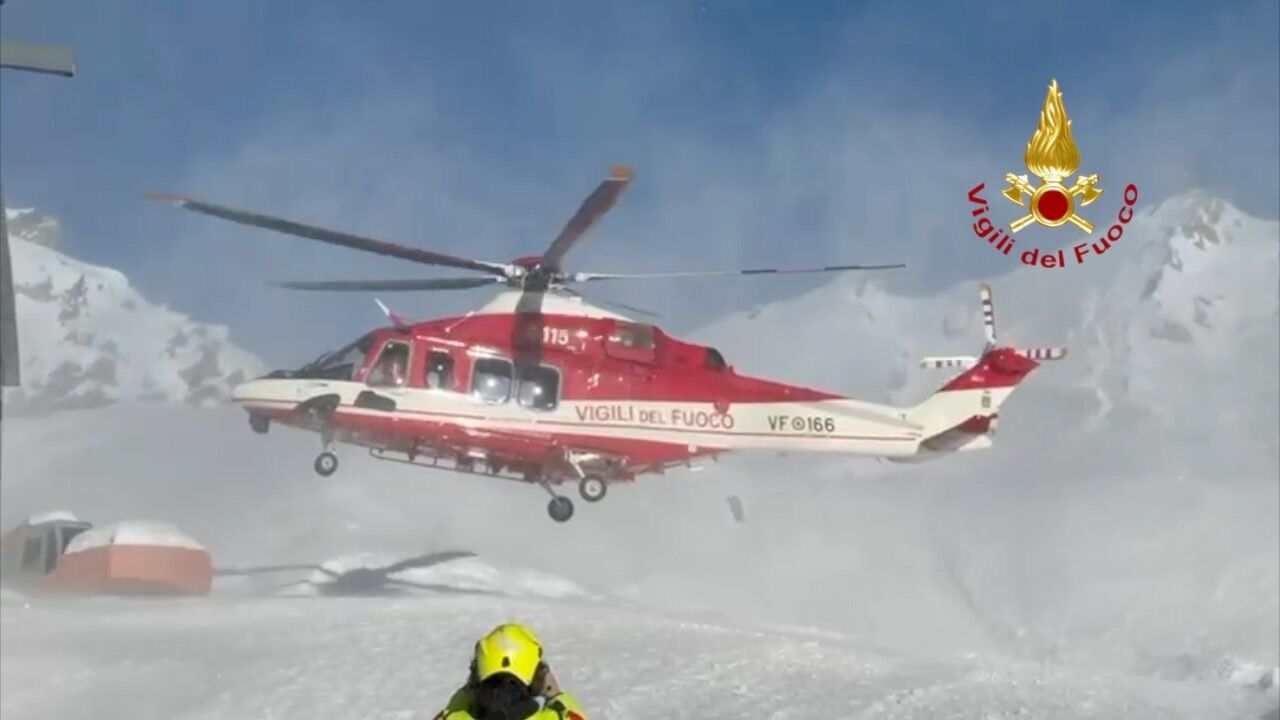 В Италии произошла авария на канатной дороге: среди травмированных – ребенок, много людей застряло на высоте. Видео