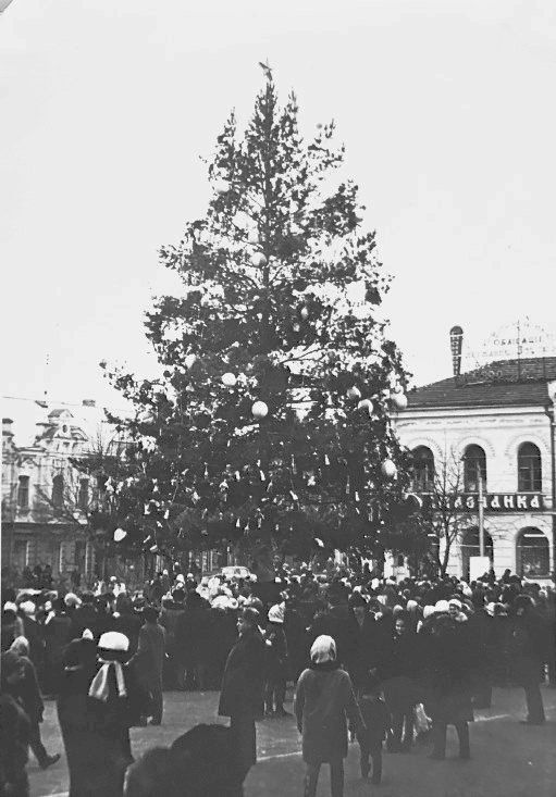 У мережі показали головну ялинку Полтави 51 рік тому: крутилася навколо своєї осі. Фото