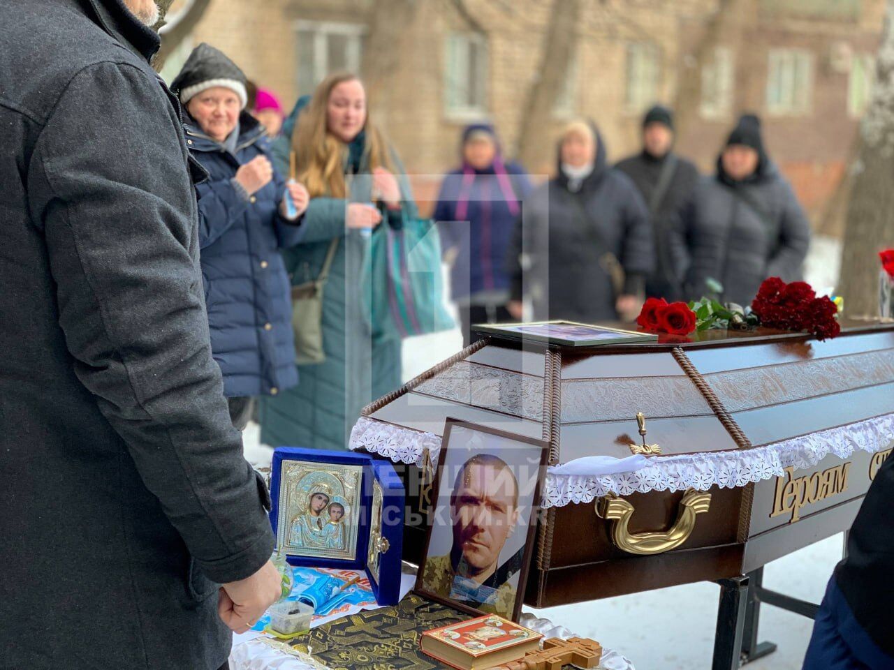 "У него были золотые руки": в Кривом Роге попрощались с защитником, который погиб в Донецкой области. Фото