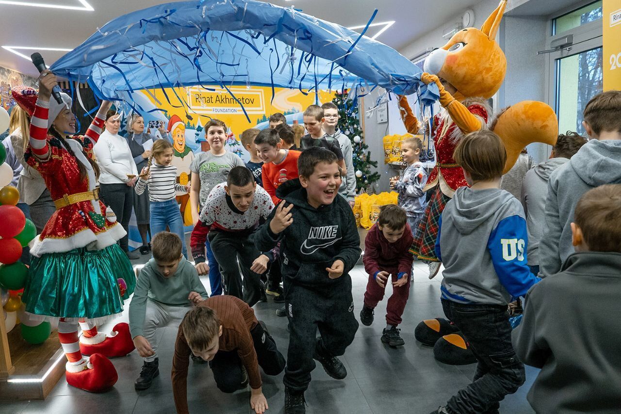 "Додати в життя більше радості": Фонд Ріната Ахметова влаштував новорічне свято для дітей-переселенців з Маріуполя