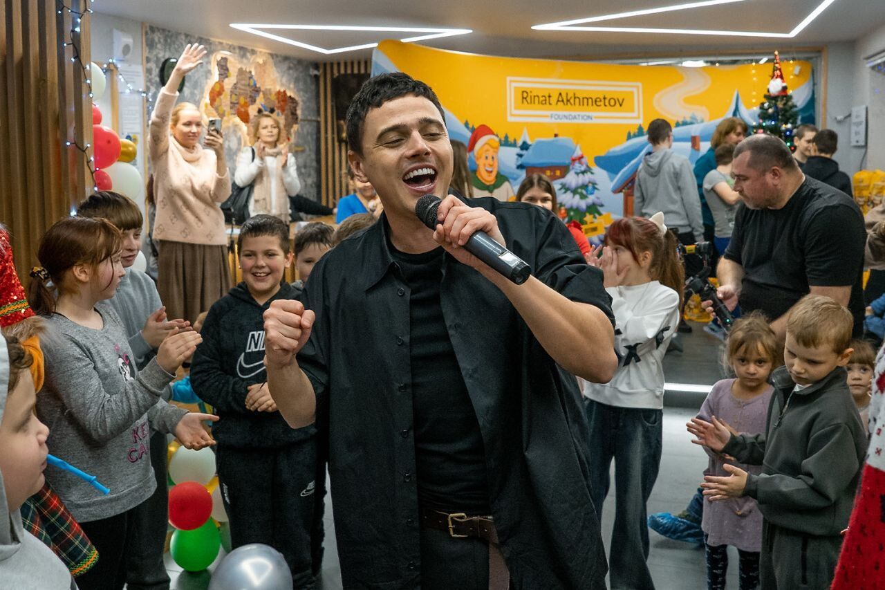 "Додати в життя більше радості": Фонд Ріната Ахметова влаштував новорічне свято для дітей-переселенців з Маріуполя